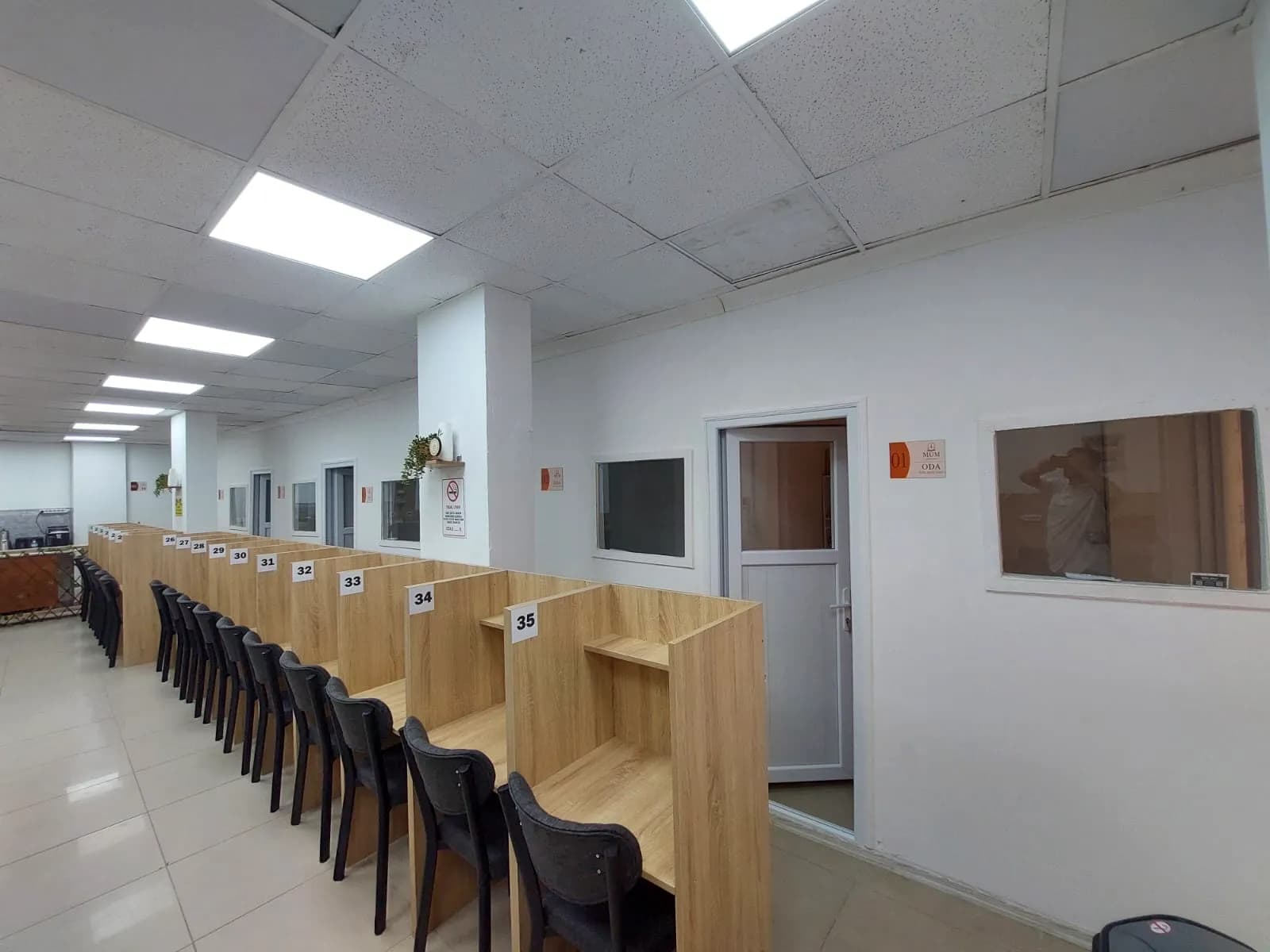 Salonun sonundaki 33, 34 ve 35 numaralı masalar
